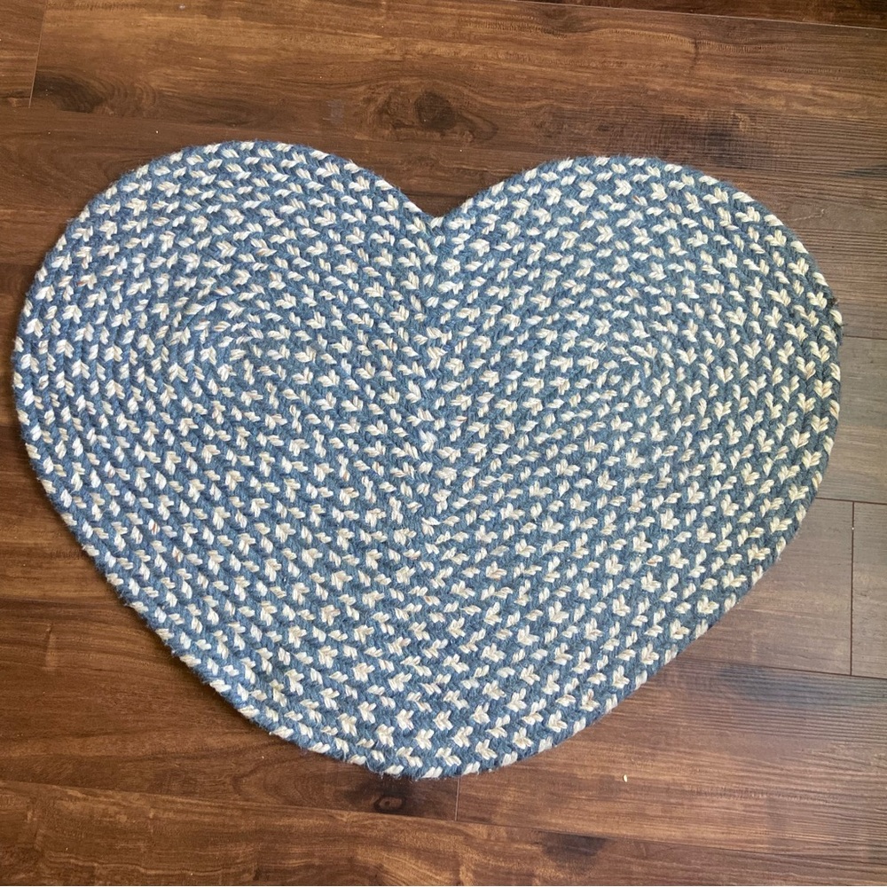 🔥CLOSET CLEAR OUT🔥 Heart Shaped Woven Braided Rug - Picture 5 of 5